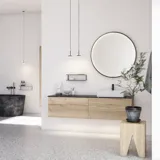 Stort urban badeværelse inspiration med natur eg møbler, stenbordplade med firkantet vask, rundt spejl med sort kant, naturfarver og terracottagulv giver et industrielt og moderne look