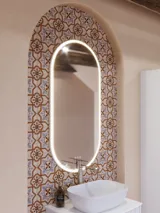 Stort badeværelse inspiration med hvide møbler med riller, elegante bordplader og bordstående håndvaske, ovale spejle med lys, synlige bjælker og fliser med mønster giver et vintage og stilfuldt udtryk