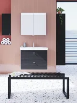 Stort badeværelse inspiration med badeværelsesmøbler i Sort Struktur med elegant håndvask samt smukt spejlskab med integreret lys, terrazzo gulv samt røde vægge og fliser giver et moderne look.