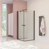 Stort badeværelse inspiration med hvide badeværelsesmøbler, firkantet spejl, og bruseafskærmning med svingdører med klart glas og profiler i mat sort samt elegant elektrisk håndklædetørrer.
