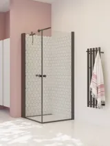 Stort badeværelse inspiration med hvide badeværelsesmøbler, firkantet spejl, og bruseafskærmning med svingdører med klart glas og profiler i mat sort samt elegant elektrisk håndklædetørrer.