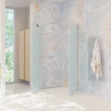 Stort badeværelse inspiration med badeværelsesmøbler i lys træ, firkantet spejl, og bruseafskærmning med svingdører med isglas og profiler i satin samt elegant elektrisk håndklædetørrer.