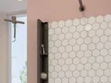 Stort badeværelse inspiration med hvide badeværelsesmøbler, firkantet spejl, og bruseafskærmning med svingdører med klart glas og profiler i mat sort samt elegant elektrisk håndklædetørrer.