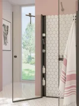 Stort badeværelse inspiration med hvide badeværelsesmøbler, firkantet spejl, og bruseafskærmning med svingdører med klart glas og profiler i mat sort samt elegant elektrisk håndklædetørrer.