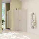 Stort badeværelse inspiration med grønne badeværelsesmøbler, firkantet spejl, og bruseafskærmning med svingdører med klart glas og profiler i satin samt elegant elektrisk håndklædetørrer.