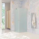 Stort badeværelse inspiration med badeværelsesmøbler i lys træ, firkantet spejl, og bruseafskærmning med svingdører med isglas og profiler i satin samt elegant elektrisk håndklædetørrer.