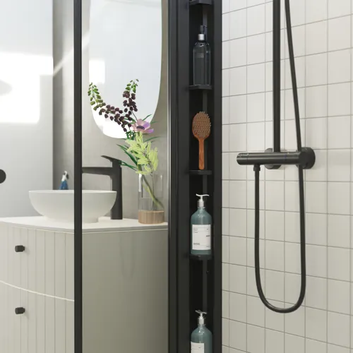 Badeværelse inspiration med hvide badeværelsesmøbler, stilfuld bordplade og bordstående vask med smukt ovalt spejl, foldedører i klart glas og sort mat samt praktisk og lækker brusehylde, der giver et feminint udtryk.