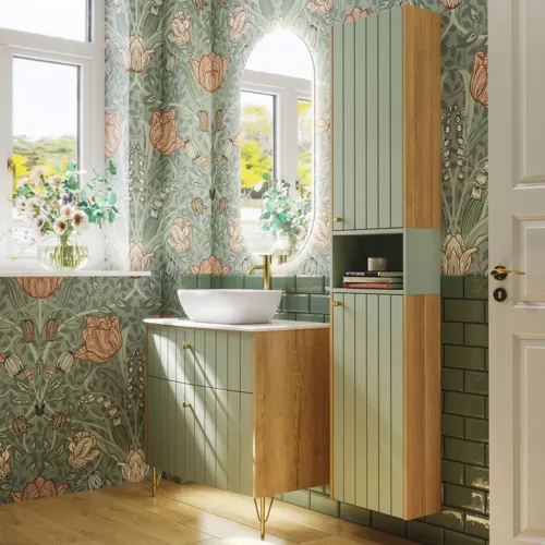 Badeværelse inspiration med grønne møbler i specialfarve med sider i natur eg, elegante riller, stilfuld bordplade med romantisk oval håndvask, smukt ovalt spejl og blomstret tapet giver et yndefuldt, vintage retro udtryk.