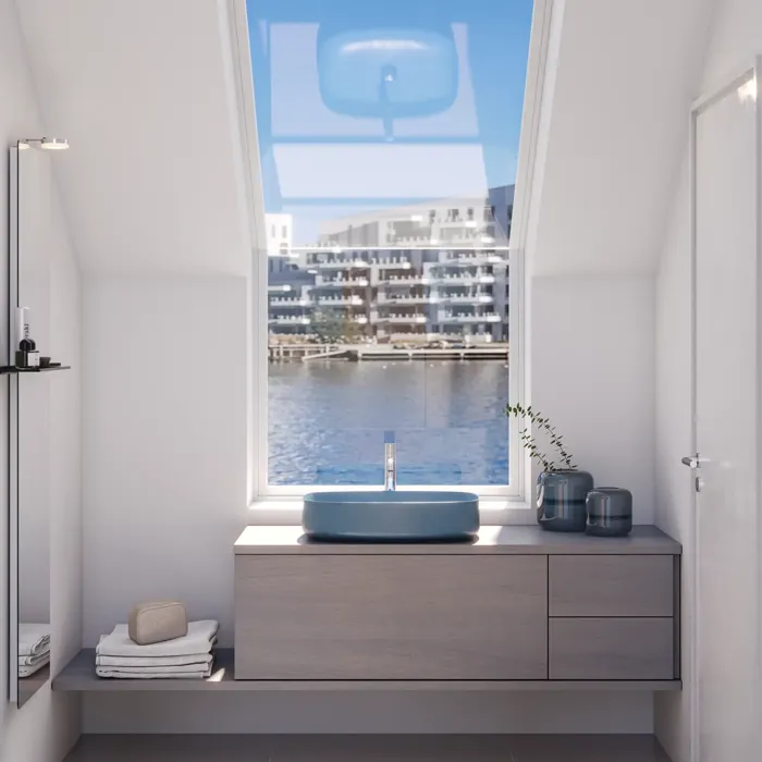 Lille badeværelse inspiration med bordplade på mål, elegant blå bordstående håndvask og firkantet figurspejl, der skaber et lyst og moderne rum.