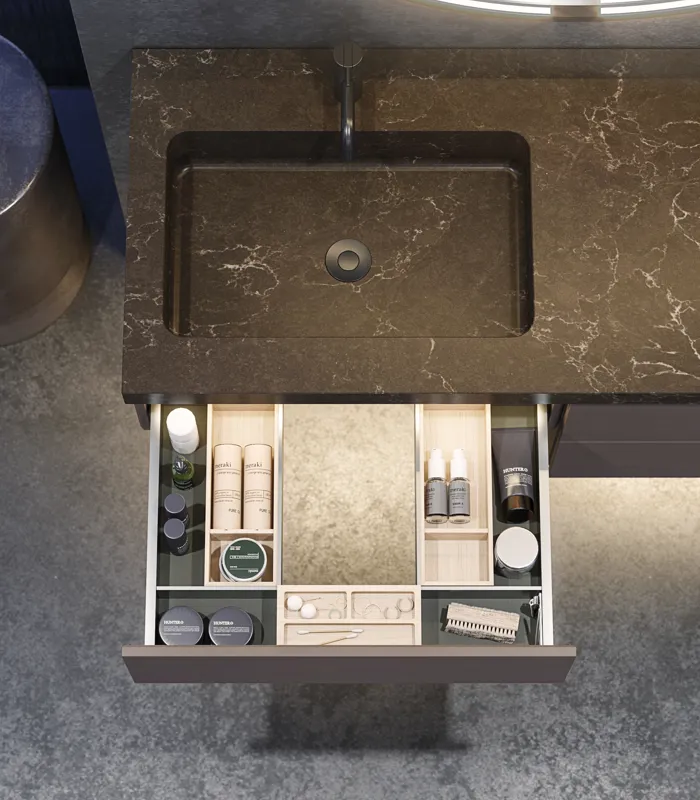 Stilrent og rummeligt badeværelse inspiration med stort rundt spejl med sort ramme, mørk stenvask, farvet toilet, overskab og åben reol i et sofistikeret og dæmpet design.