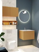 Lille, stilfuldt badeværelse med mørkeblå vægge, bløde gule badeværelsesmøbler med riller, og elegant rundt spejl med lampe