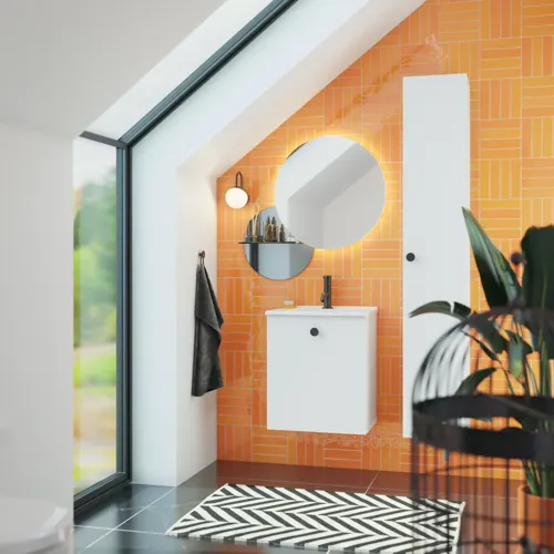 Badeværelse med skrå loft inspiration med lille hvidt vaskeskab samt højskab med runde sorte greb, samt smukt rundt spejl, orange fliser giver et friskt og moderne udtryk.