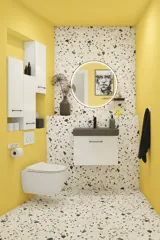Lille badeværelse inspiration med hvide vaskeskab med sort greb og sort elegant håndvask, smukt rundt spejl med sort kant, forskudt placerede overskabe samt terrazzo væg og gulv samt gule væge giver et modigt og moderne look.