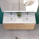 Stort badeværelse inspiration med vaskeskab i Varm Eg, elegant dobbeltvask, smukt spejlskab og bruseafskærmning, grønne sildebensfliser giver et sofistikeret udtryk.
