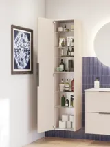 Badeværelse inspiration med aflange blå fliser, elegant beige vaskeskab og højskab med sorte, minimalistiske og aflange greb samt rundt spejl med lys, der giver et smukt og kontrastfyldt udtryk.