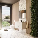 Stort badeværelse inspiration med badeværelsesmøbler i mat hvid med elegant håndvask samt firkantet spejl med sort kant og lampe, terrazzo væg- og gulv samt planter på væggen giver et moderne og sofistikeret udtryk.