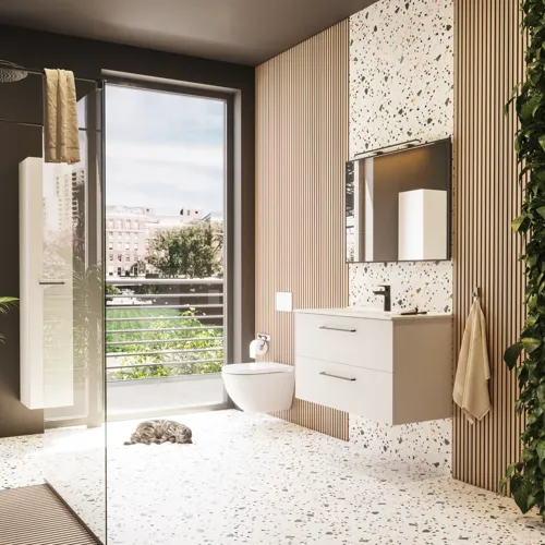 Stort badeværelse inspiration med badeværelsesmøbler i mat hvid med elegant håndvask samt firkantet spejl med sort kant og lampe, terrazzo væg- og gulv samt planter på væggen giver et moderne og sofistikeret udtryk.