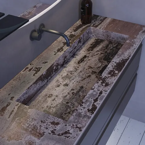 Stort badeværelse inspiration med grå vaskeskab med integreret greb, stilfuld sidestillet håndvask, firkantet spejl med afrundede hjørner, vægge i beton look samt rå materialer giver et urban udtryk