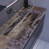 Stort badeværelse inspiration med grå vaskeskab med integreret greb, stilfuld sidestillet håndvask, firkantet spejl med afrundede hjørner, vægge i beton look samt rå materialer giver et urban udtryk