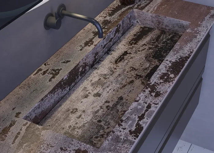 Stort badeværelse inspiration med grå vaskeskab med integreret greb, stilfuld sidestillet håndvask, firkantet spejl med afrundede hjørner, vægge i beton look samt rå materialer giver et urban udtryk