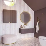 Badeværelse inspiration, vaskeskab og overskabe i lilla specialfarve med elegante riller, tynd stilfuld bordplade med bordstående håndvask, stort smukt spejl med messing kant, fliser og vægge i lilla nuancer giver et romantisk og feminint udtryk