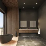 Stort badeværelse inspiration med vaskeskabe og trælameller i brun eg, fritstående badekar, og firkantede spejle med lys, elegant dobbelthåndvask giver et moderne og symmetrisk look