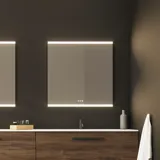 Stort badeværelse inspiration med vaskeskabe og trælameller i brun eg, fritstående badekar, og firkantede spejle med lys, elegant dobbelthåndvask giver et moderne og symmetrisk look