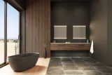 Stort badeværelse inspiration med vaskeskabe og trælameller i brun eg, fritstående badekar, og firkantede spejle med lys, elegant dobbelthåndvask giver et moderne og symmetrisk look