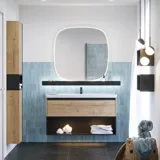 Badeværelse inspiration med aflange blå fliser, badeværelsesmøbler i natur eg med sorte detaljer, som skaber et harmonisk og sofistikeret udtryk