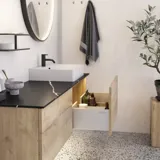 Stort urban badeværelse inspiration med natur eg møbler, stenbordplade med firkantet vask, rundt spejl med sort kant, naturfarver og terracottagulv giver et industrielt og moderne look